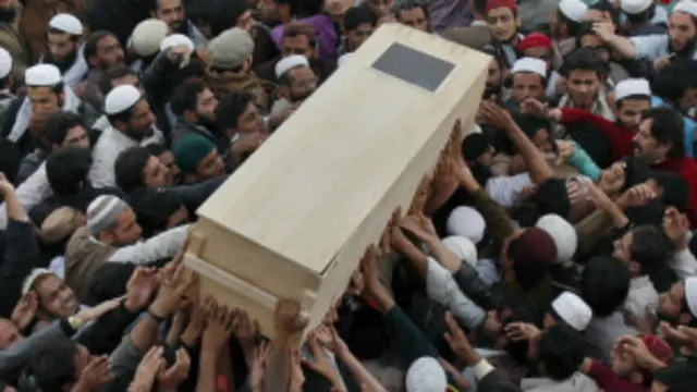 تین ہلاک شدگان کی نمازِ جنازہ پیر کی شام لیاقت باغ میں ادا کی گئی