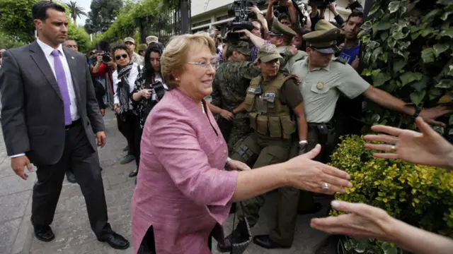 La expresidenta y candidata presidencial Michelle Bachelet llegó a vota rodeada de fuertes medidas de seguridad. (Foto: Reuters).
