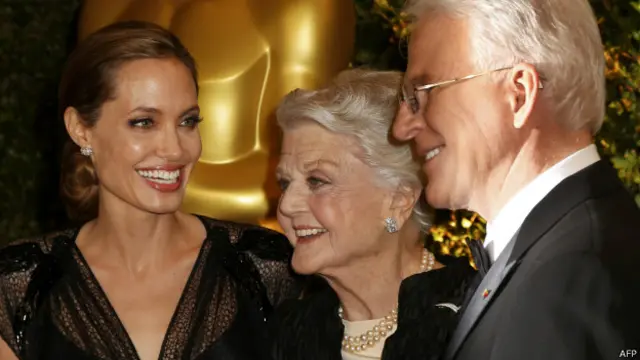 اینجلینا کے علاوہ اداکار سٹیو مارٹن اور اداکارہ اینجلا لینزبری کو بھی لاس اینجلس میں اعزازی آسکر سے نوازا گیا