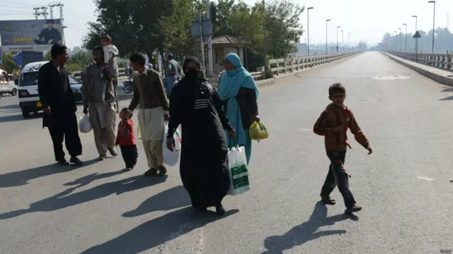 کرفیو سے متاثرہ علاقوں میں محصور افراد کی جانب سے اشیائے خورد و نوش کی قلت کی شکایات سامنے آ رہی ہیں جبکہ کئی افراد نے خوف کے مارے بیوی بچوں کو محفوظ مقامات پر منتقل کر دیا۔ 