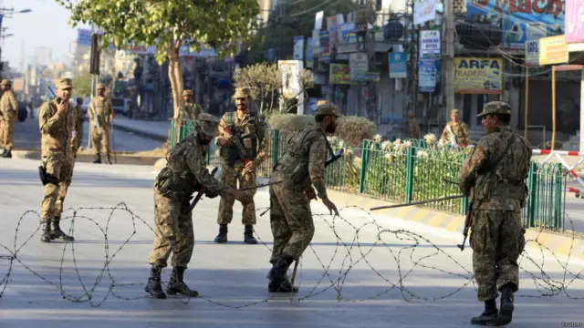 راولپنڈی شہر کی جانب جانے والے مرکزی راستے بند ہیں اور مختلف مقامات پر فوج تعینات ہے جو آمدورفت کے راستوں کی نگرانی کر رہی ہے۔