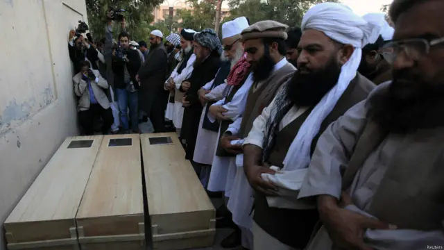 جمعیت علمائے اسلام (س) کے سربراہ مولانا سمیع الحق نے تین افراد کی نماز جنازہ پڑھائی جس میں تنظیم اہلسنت والجماعت کے سربراہ مولانا محمد احمد لدھیانوی اور وفاق المدارس العربیہ کے رہنما قاری حنیف جالندھری کے علاوہ دوسرے رہنماؤں نے بھی شرکت کی۔