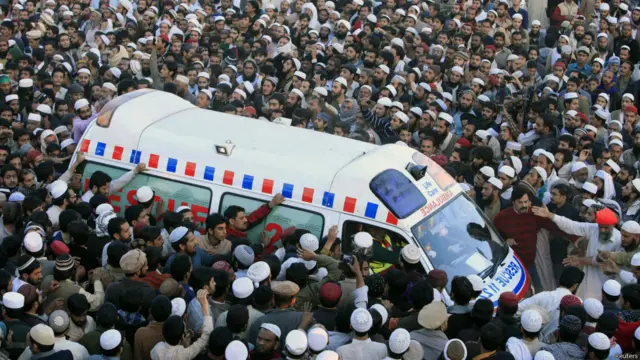 راولپنڈی میں فرقہ وارانہ تشدد کے واقعات میں ہلاک ہونے والے تین افراد کی نمازِ جنازہ میں لوگوں کی بہت بڑی تعداد نے شرکت کی۔