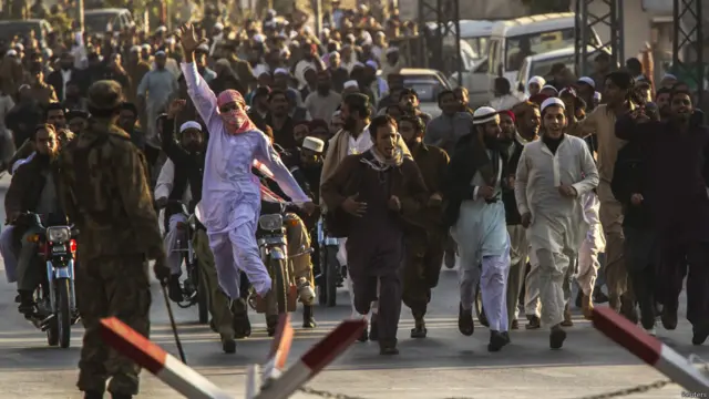 چیف کیپیٹل سٹی پولیس راولپنڈی صدیق کمیانہ نے بی بی سی سے بات کرتے ہوئے کہا کہ انتظامیہ نے مذاکرات کے بعد فرقہ وارانہ تصادم میں ہلاک ہونے والے افراد کی نماز جنازہ لیاقت باغ میں پڑھنے کی اجازت دی۔