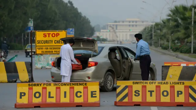 راولپنڈی کے جڑواں شہر وفاقی دارالحکومت میں بھی تناؤ محسوس کیا جا سکتا تھا اور غیر معمولی سکیورٹی اور چیکنگ کے ساتھ ساتھ سنیچر کی رات ایک بجے سے اتوار دوپہر تک موبائل فون سروس بھی بند کی گئی۔