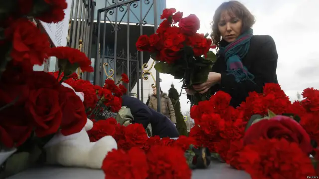 Цветы у здания аэропорта