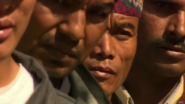 كشف تحقيق دي إل ايه بايبر إن 964 عاملا من نيبال والهند وبنغلاديش توفوا اثناء عيشهم وعملهم في قطر عامي 2012 و2013.