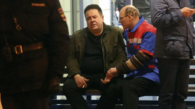 Мужчине оказывают помощь