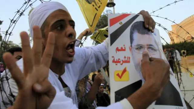 مؤيدو مرسي يتظاهرون رغم عرض بالحوار قدمه تحالفهم للحكومة لحل الأزمة.