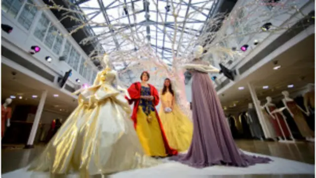迪斯尼的十大公主形像配上大牌的禮服在佳士得「冬季復古禮服拍賣會」拍賣。