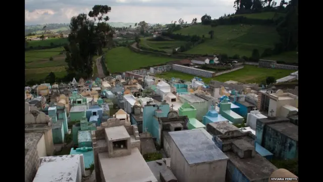 در طول پنج دهه‌ی پر از خشونت نزدیک به دویست‌ و بیست هزار نفر در کلمبیا کشته شده‌اند. وی‌ویانا په‌رتی، عکاس، در گشت‌و‌گذر از گورستان‌های این کشور، به عکاسی از رابطه مردم با مرگ پرداخته است