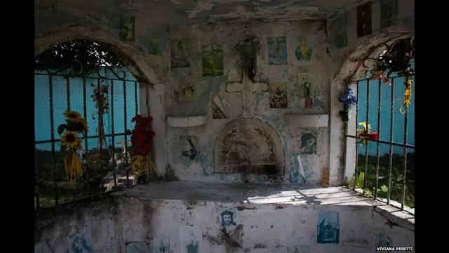 بسیاری از کسانی که اینجا به خاک سپرده شده‌اند از قربانیان جنگ شورشیان چپ‌گرا با نیروهای دولتی و گروه‌های شبه نظامیان راست‌گرا هستند