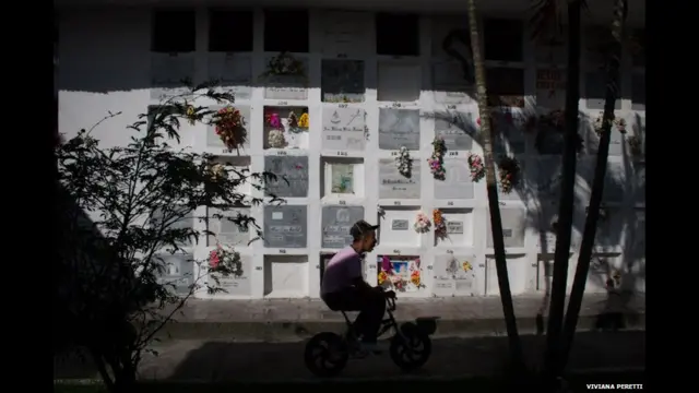 اما هنوز بسیاری از بازمانده‌ها از کشته‌شده‌ها یادبود می‌کنند