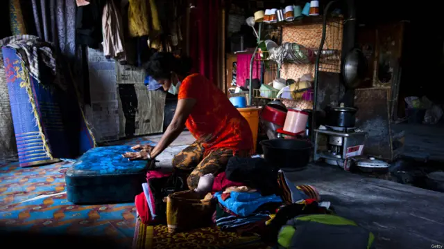 لوگوں کو گھروں میں بھی منہ ڈھانپ کر کام کرنا پڑتا ہے کیونکہ دھویں اور راکھ کا غبار گھروں تک پہنچ گیا ہے۔