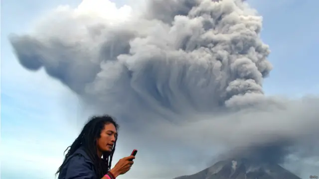 ماونٹ موزابی کے پاس موجود آتش فشاں پہاڑ سے بھی لاوا نکل رہا ہے ۔یہ تصویر انڈونیشیا کے پرانے شہر یوگیاکرتا کے نزدیک پارک سے لی گئی ہے۔