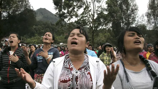 آتش فشاں کے پاس گاؤں کے لوگوں نے ماونٹ کو ٹھنڈا کرنے کے لیے دعائیں کیں۔