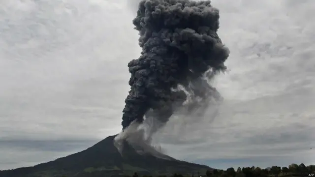 ماونٹ سنابونگ آتش فشاں کو انڈونیشیا کے 129 زندہ یا متحرک آتش فشانوں میں گنا جاتا ہے۔