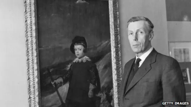 Anthony Blunt từng là cố vấn nghệ thuật cho nữ hoàng Anh, nhưng mất danh hiệu hiệp sĩ do bị lộ là gián điệp năm 1979. Có phải chính ông đã báo trước cho Philby bỏ trốn?