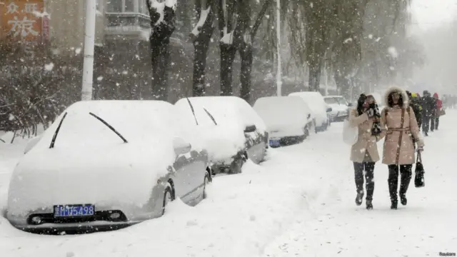 اس بات کے لیے بھی متنبہہ کیا جارہا ہے کہ اس سے بجلی کی سپلائی متاثر ہوسکتی ہے اور اور روڈ اور فضائی سفر کو کچھ وقت کے لیے روکنا پڑ سکتا ہے
