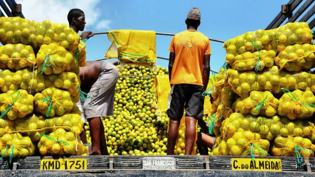 Men and Oranges, Luiz Grillo, Brazil , 2013 CGAP Photo Contest