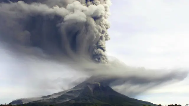 اس سے پہلے 24 اکتوبر کو ماؤنٹ سنابونگ پھٹا تھا جس کی وجہ سے ار گرد کی فضا میں غبار چھا گیا تھا۔ 