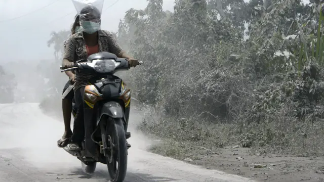 آتش فشاں پھٹنے کی وجہ سے سڑکیں راکھ سے اٹی ہوئی ہیں اور یہاں سے گزرنے والوں کو منہ ڈھانپ کر سفر کرنا پڑتا ہے۔ کئی لوگ اپنے گھر بار چھوڑ کر دوسرے علاقوں میں منتقل ہوئے گئے ہیں۔