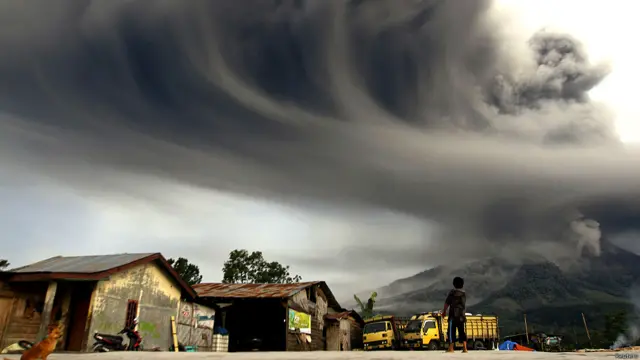 ماونٹ سنابونگ پھٹنے کی یہ تصویر شمالی سماترا کے ٹیگا پنچور علاقے سے لی گئی۔