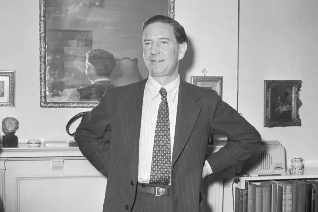 菲爾比是英美之間的溝通者，英國讓他通知美國方面，美國人通過他同英國溝通，但是他在同時也向俄國人洩露了機密，因此導致了災難性後果。