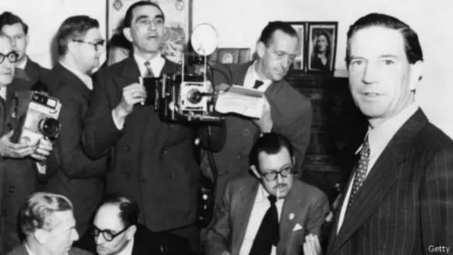 Ким Филби с журналистами