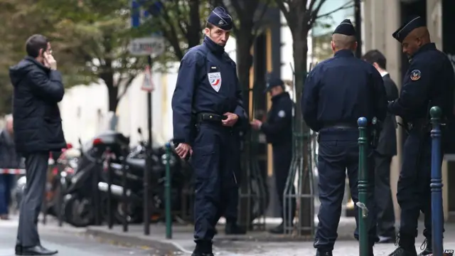 Um fotógrafocomo transformar bonuscomo transformar bonus em dinheiro galera betdinheiro galera bet27 anos foi gravemente ferido no escritório do Libération e um motorista foi forçado a dirigir até o Champs-Élysées, no centrocomo transformar bonuscomo transformar bonus em dinheiro galera betdinheiro galera betParis, antescomo transformar bonuscomo transformar bonus em dinheiro galera betdinheiro galera betser liberado. (Policiais guardam a entrada da sede do jornal francês Libération. Foto AFP)