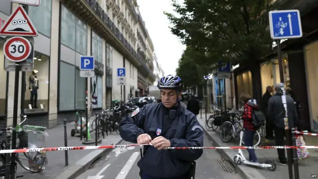 A imprensa francesa diz que o sequestrador disse ao motorista que estava armado com granadas. (Um policial cerca a área próxima a entrado da sede do Libération. 18como transformar bonuscomo transformar bonus em dinheiro galera betdinheiro galera betnovembro. Foto AFP)