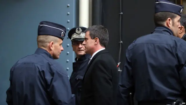 Oficiais, incluindo o ministro do Interior Manuel Valls, foram para a sedo do Libération depois do ataque. (Ministro chega à sede do Libération. 18como transformar bonuscomo transformar bonus em dinheiro galera betdinheiro galera betnovembro. Foto AFP)