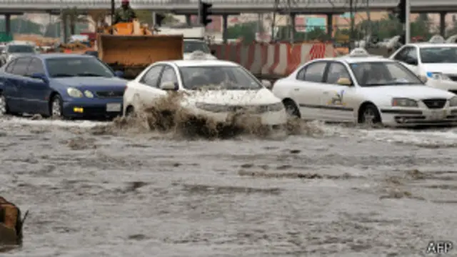 صدرت أوامر بإغلاق المدارس في بعض المناطق الشمالية بسبب الفيضانات.