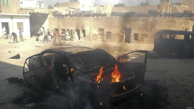 صوبہ خیبر پختونخوا کے شہر کوہاٹ میں ایک جلوس پر فائرنگ کے نتیجے میں ایک پولیس اہلکار اور ایک عام شہری ہلاک اور متعدد دوسرے افراد زخمی ہو گئے۔