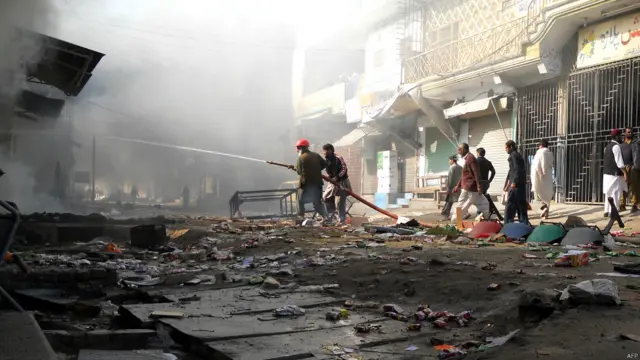 حکام نے کشیدگی کے پیشِ نظر کوہاٹ میں فوج طلب کر کے کرفیو نافذ کر دیا۔