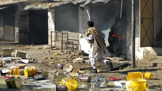 پیر کو تقریباً 12 بجے جلوس پر ایک امام بارگاہ کے قریب فائرنگ کی گئی جس کے نتیجے میں دو افراد ہلاک اور تین زخمی ہو گئے۔