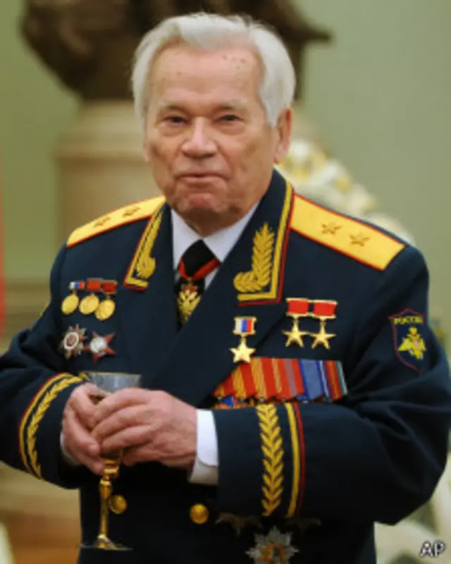 Kalashnikov en uniforme