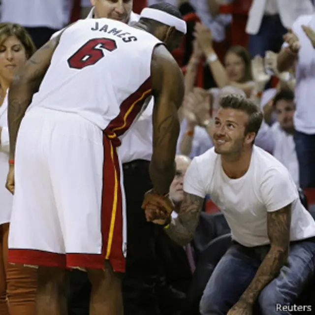 LeBron saluda a Beckham durante un partido