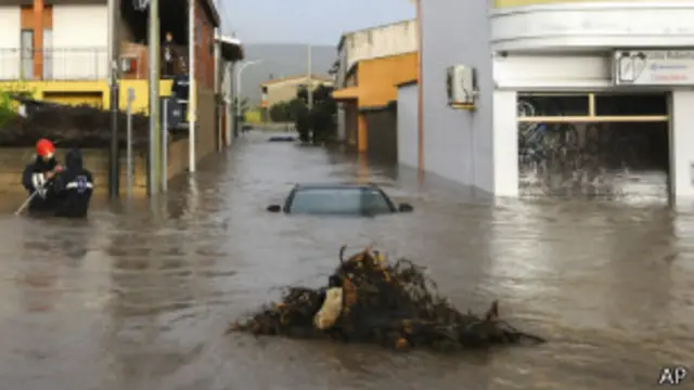 Sardinya adasını şiddetli fırtına vurdu