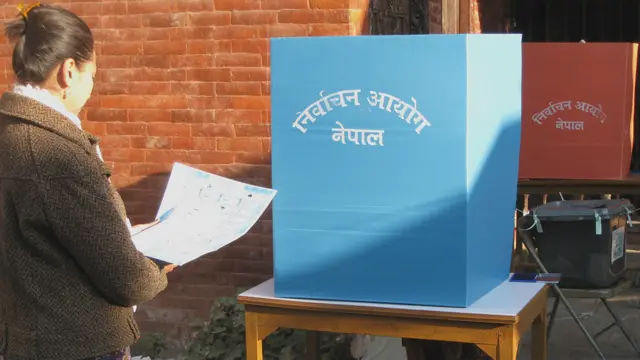 काठमाण्डूकी एक महिला मतदाता 