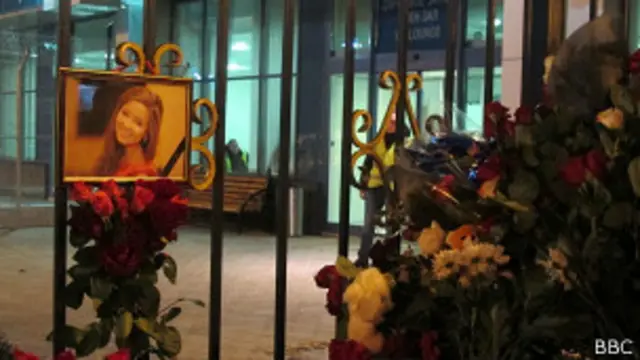 Цветы в память о погиших в авиакатастрофе в Казани