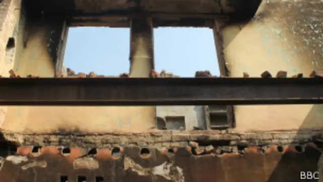 दंगे में जला घर