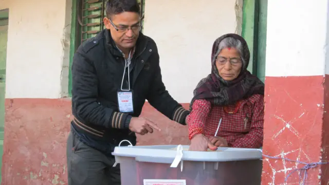 काठमाण्डू गोठाटारमा मत खसाल्दै एकजना बृद्धा