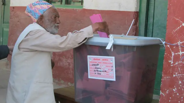 पहिलो संविधानसभा विघटन भएपछि प्रमुख चार राजनीतिक दलहरुको सहमतिमा तत्कालीन प्रधानन्यायाधीश खिलराज रेग्मीको नेतृत्वमा चुनावी प्रयोजनका लागि सरकार गठन भएको थियो। २०७० साल मंसिरमा भएको चुनावमा उल्लेख्य सहभागिता रहेको थियो। 