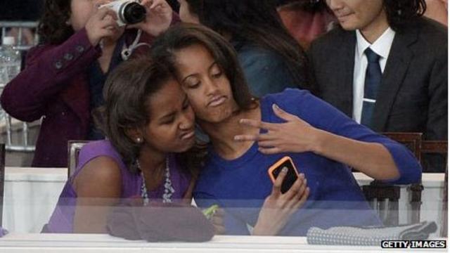 Filhas de Barack Obama fazendo 'selfie' (Getty)