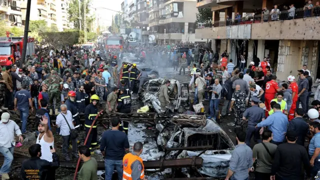 دھماکے سے سفارتخانے کے اردگرد کی عمارتوں اور وہاں موجود گاڑیوں کو شدید نقصان پہنچا۔