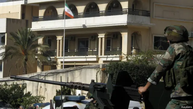 سرباز لبنانی در حال گشت زنی در در مقابل سفارت ایران.