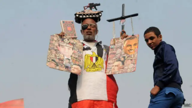 تجمع مؤيدين لوزير الدفاع عبد الفتاح السيسي في ميدان التحرير بمناسبة عيد ميلاده