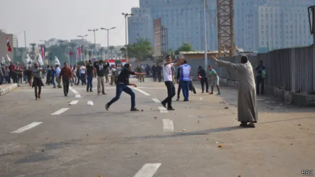 حدث تراشق بالحجارة بين أنصار الجيش ومعارضيه