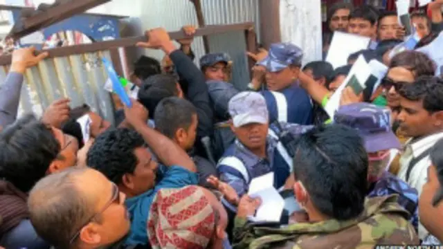 تتوافد أعداد غفيرة يوميا على مكتب التوظيف الخارجي 